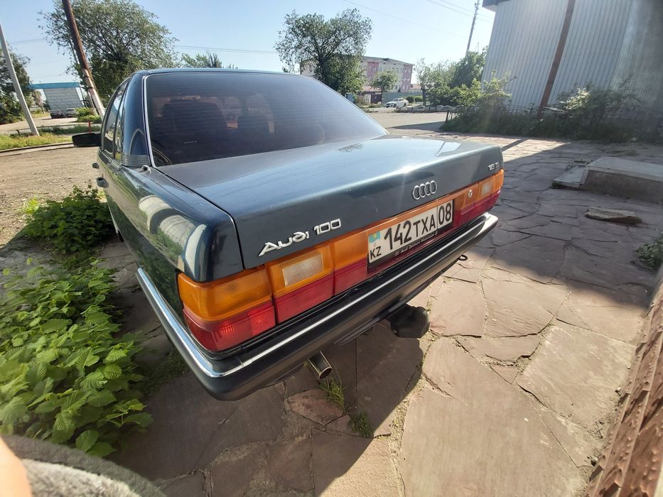 Продам  audi 100 1.8л