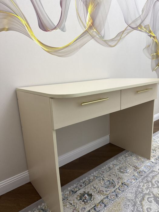 стол письменный бежевый