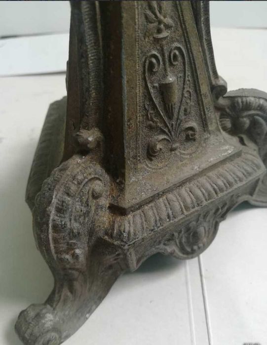 Продавам много стар свещник. Приемам бартер за монети.