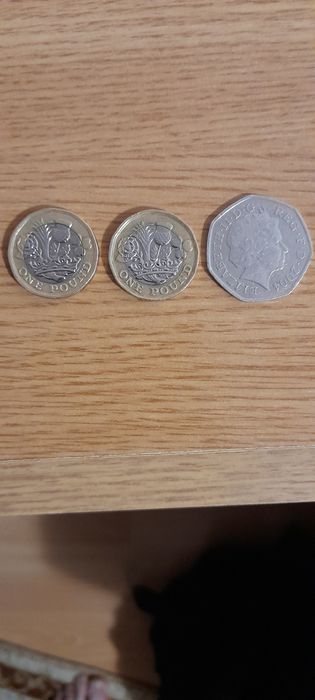 Vind 2 monede one pound și o moneda 50 pence 1000 ron negociabil.