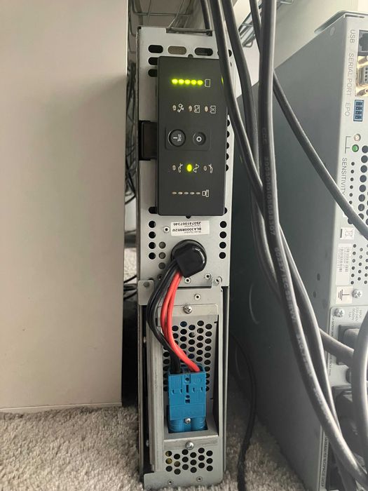 Продавам UPS  APC SmartUPS