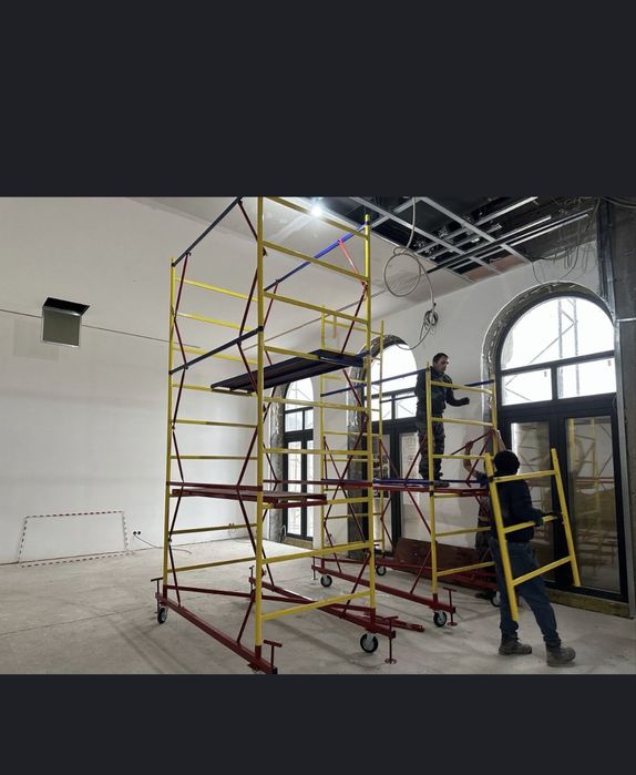 Леса с колесами лехкии