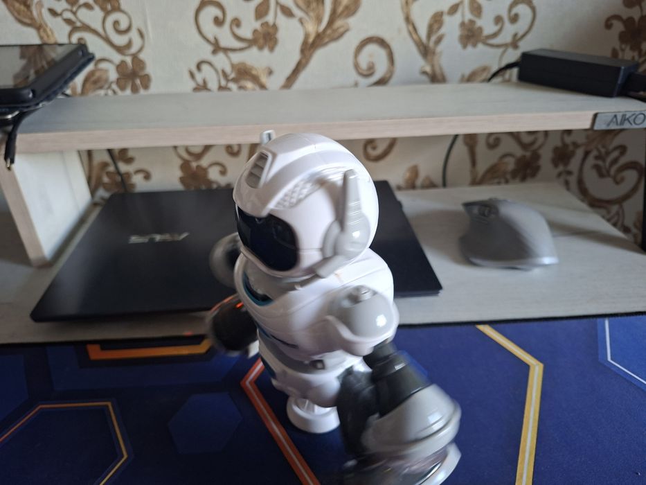 Продается робот игрушка