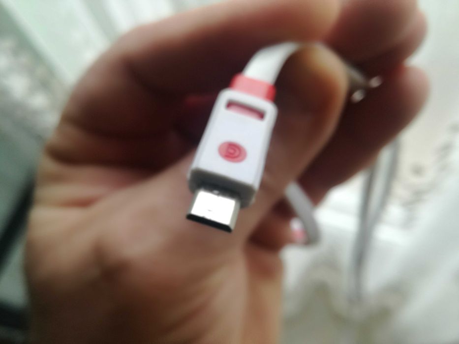 Продавам 4 броя оригинални кабели Grifin 2 метра дължина за смартфони