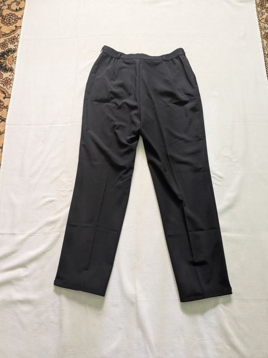 M. Nou. Pantaloni damă.