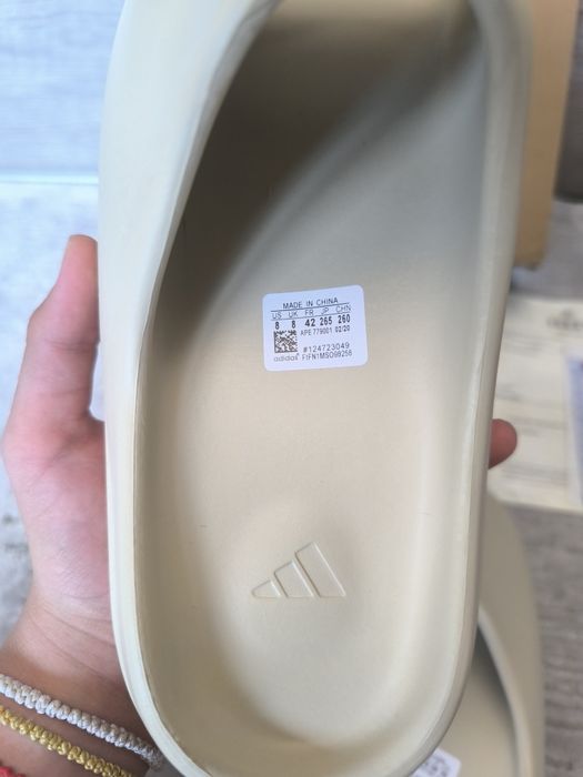 Papuci Yeezy slides