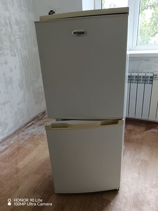 Продам холодильник двухкамерный.