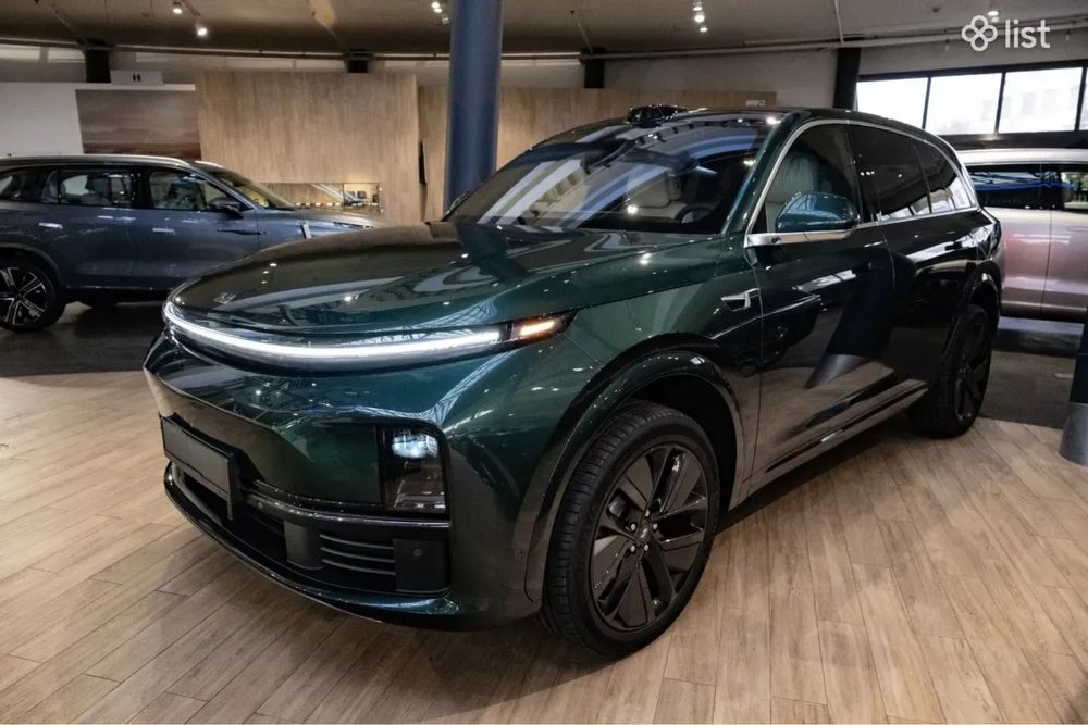 Lixiang Li 7 Ultra Restayling Белый и Кофе Салон, Мокрый асфальт