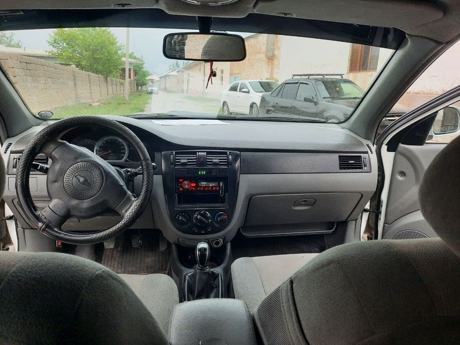 Lasetti oq rangda 2011 yil