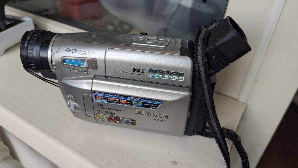 Видеокамеру Panasonic

Model NO. NV-VS5EN

Model NO. NV-VSSE