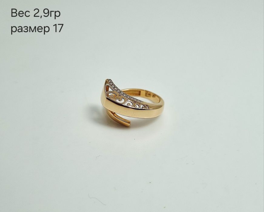 Золоте кольцо с фианитами
