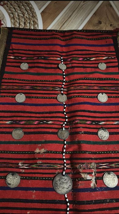 Престилка с сребърни монети