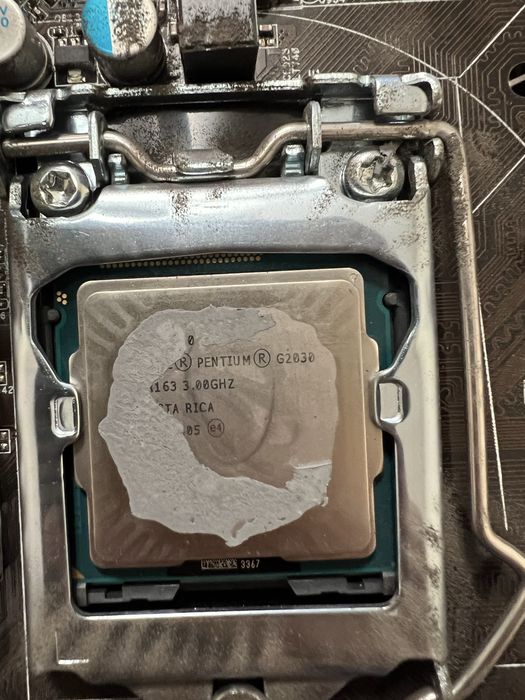 Дъно и процесор ASRock H61M-VG3 + Intel Pentium G2030 + кулер БЕЗ ЗАДНА ПЛАНКА
