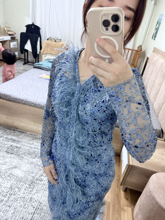 Вечернее синее с камнями и перьями платье