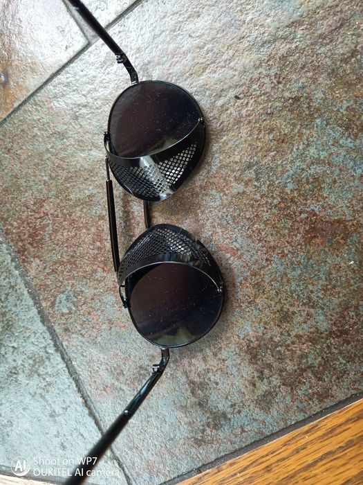 Слънчеви очила със згаваеми решетки