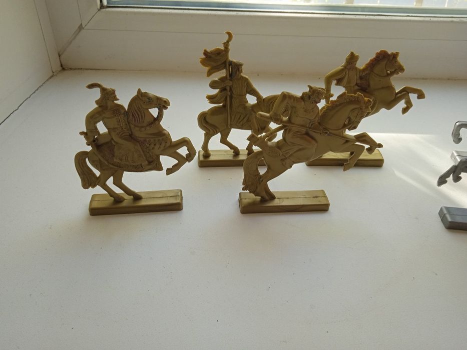 Солдатики конные (пластмасса).