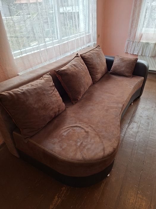 Продавам голям разтегателен диван.