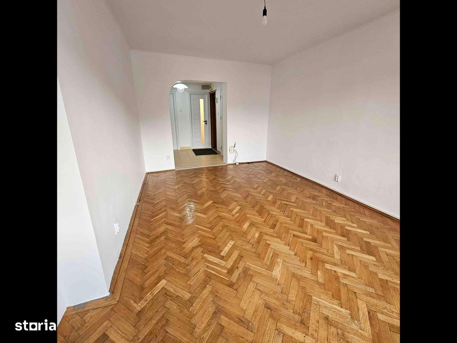 Apartament centru cu 4 camere, 2 bai, etaj 2