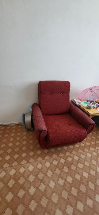 Отдам диван и кресло ДАРОМ.