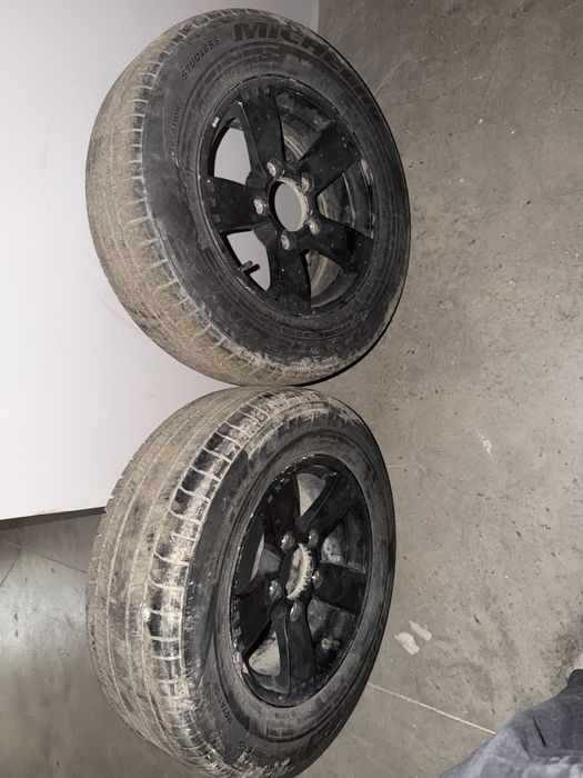 Продам диски с шинами 215/70 r16