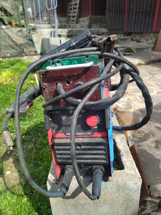 vand doua aparate de sudura unul cu electrozi si tig 1050lei si unul cu electrozi si sarma flux 380lei