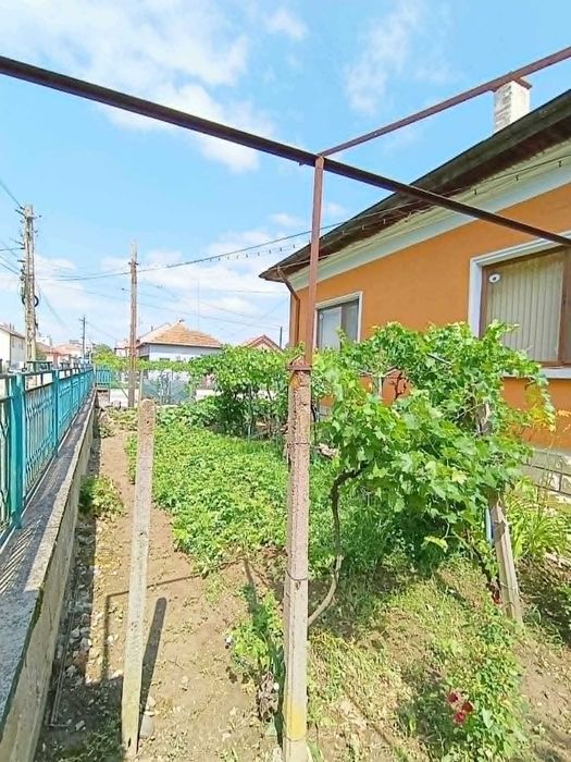 Къща с гараж и допълнителна постройка в гр.Бяла Слатина, обл. Враца