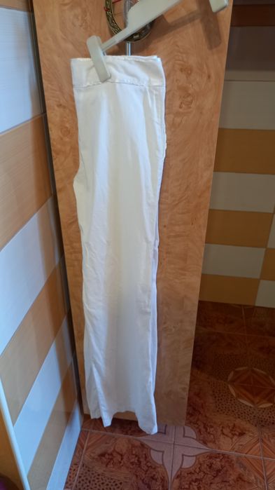Vand pantaloni albi de vara, dama,din in+ vascoza,stare perfecta,nr 44