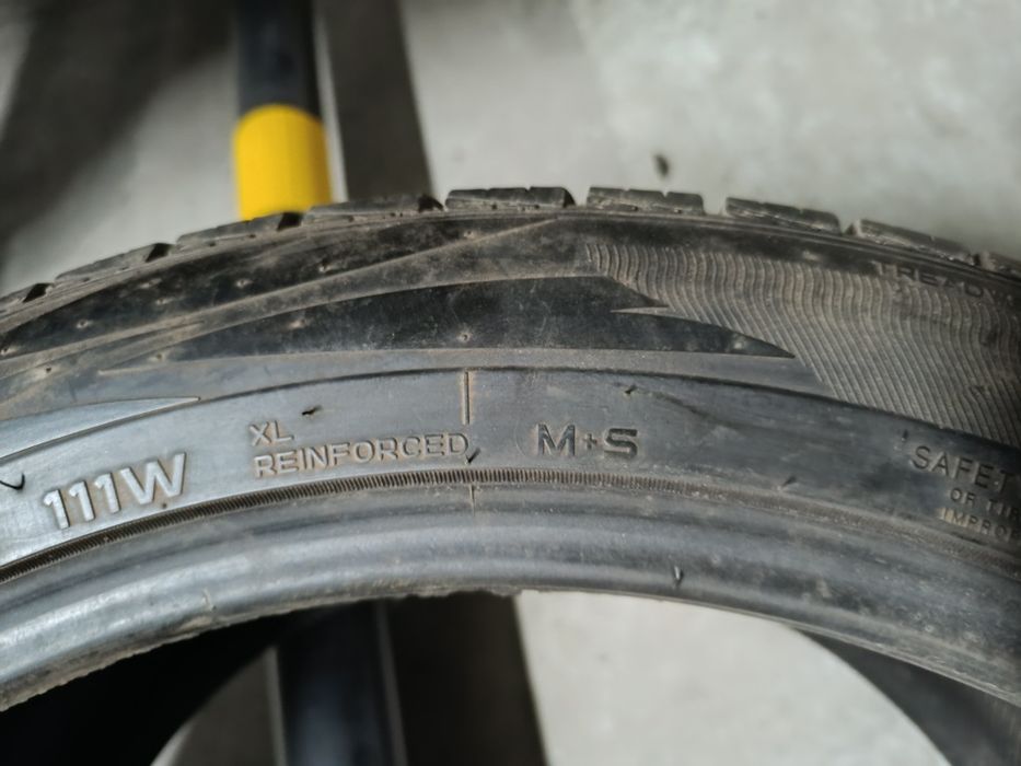 Продам резину 295 40 R21