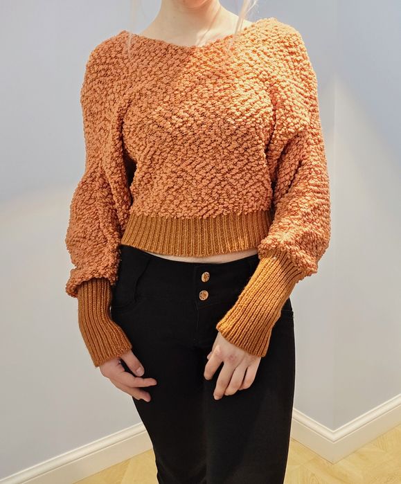 Оранжевая кофта с капюшоном