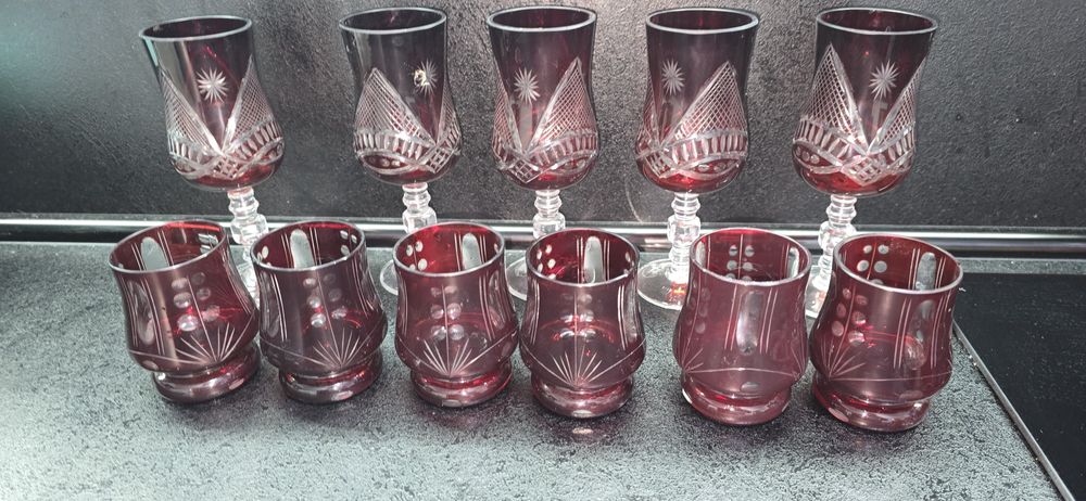 Сервиз от червен кристал