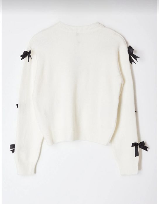 Бял пуловер с панделки
