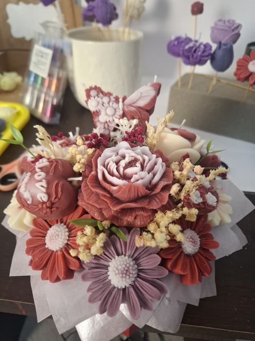 Lumânare artizanală tip buchet – cadou special
Buchet decorativ realiz