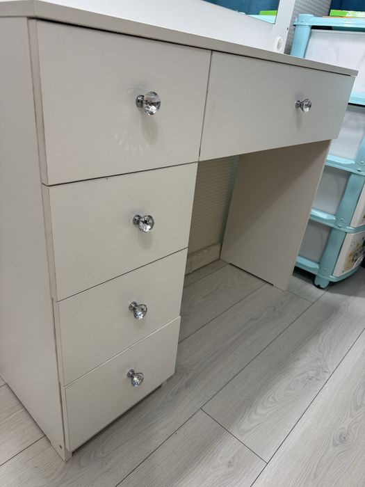 Туалетный столик/Столик для макияжа