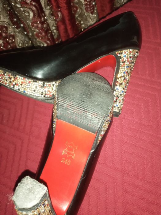 Женская туфелька