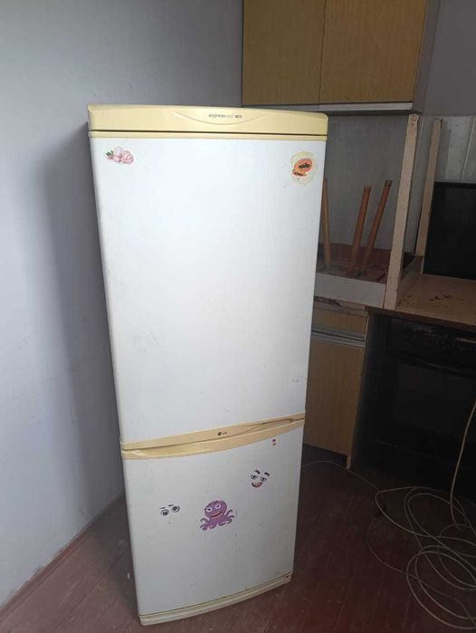 Холодильник  LG отлично   работает хорошо морозит и охлаждает