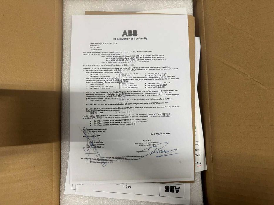 Stație de încărcare auto electrică ABB Terra AC Wallbox 7.4 kW