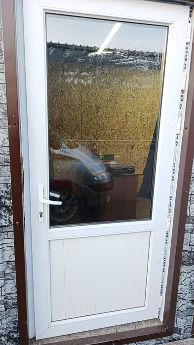 Двери пластиковые со стеклом .