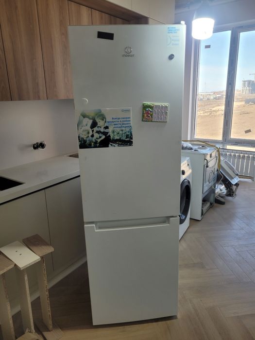 Продам холодильник Indesit