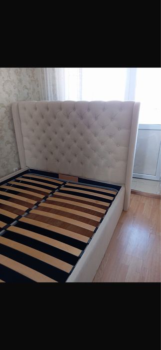 Двухспальная кровать с подьемным механизмом