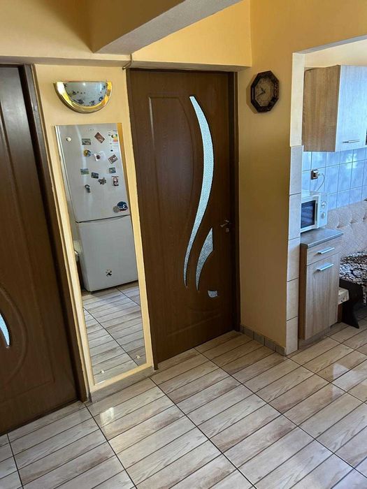 Vând apartament 2 camere, decomandat, zona Pietei