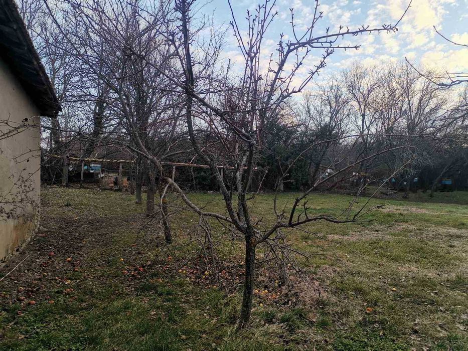 Тухлена къща !!! и  селскостопански постройки  село Горна Кабда