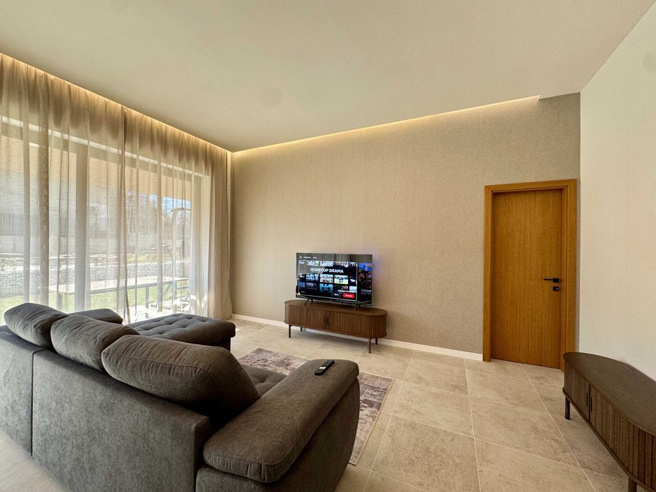 Дава се под наем Тристаен апартамент в София, 7-ми 11-ти километър - 130 кв.м за 1895.16 € - Снимка #1