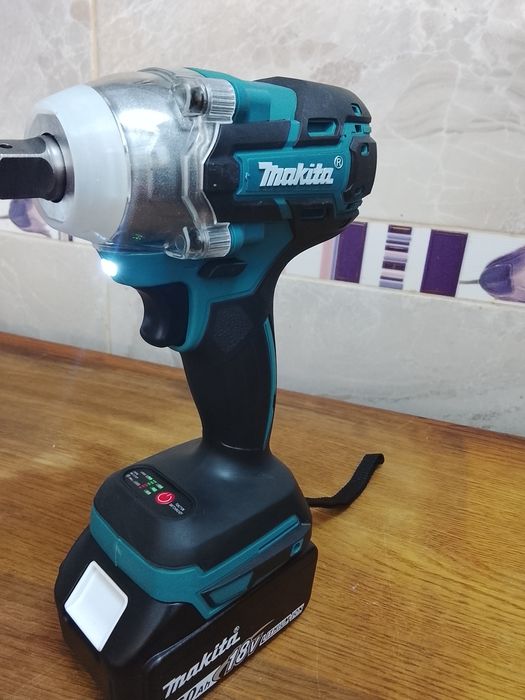 Înșurubat cu impact Makita DTW 285 cu o baterie de 6a Nou