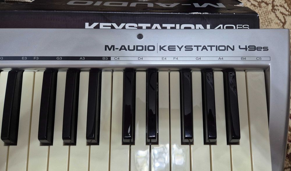 Продам миди клавиатуру m-audio