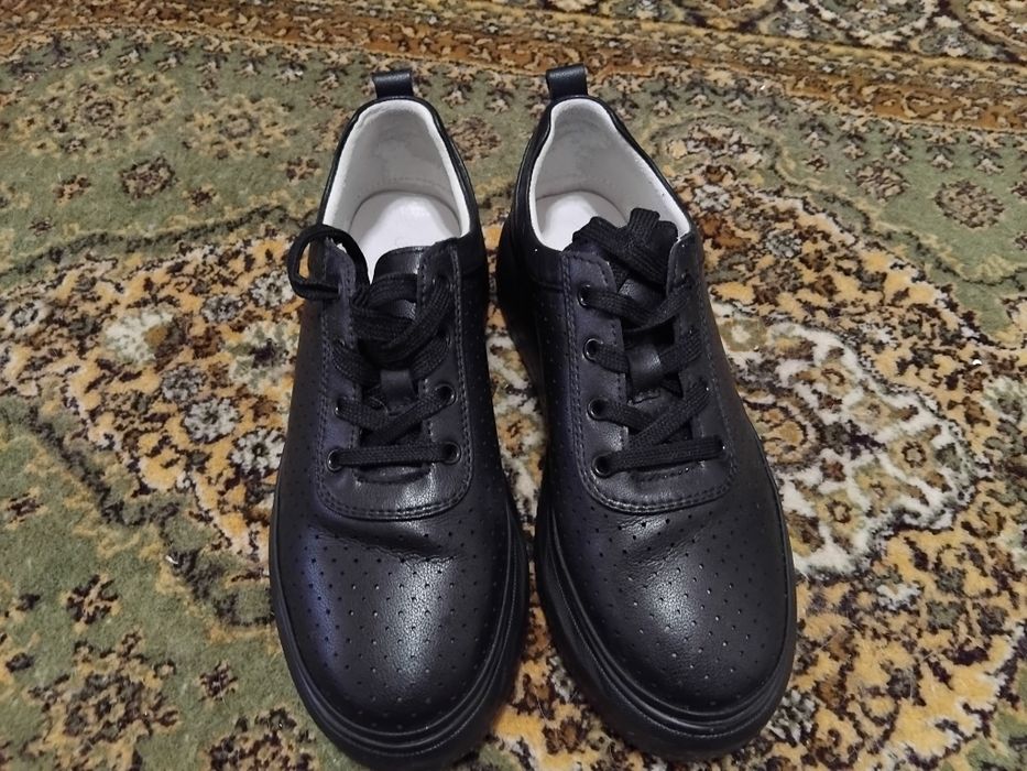 Vând adidasi Benvenuti din piele