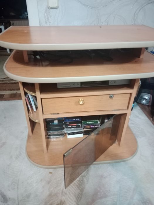 Тумбочка на колесах