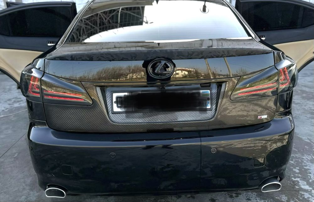 lexus is 300 sotiladi