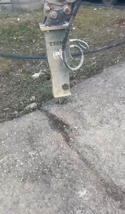 Inchiriez miniexcavator cu picon si operator Execut lucrări