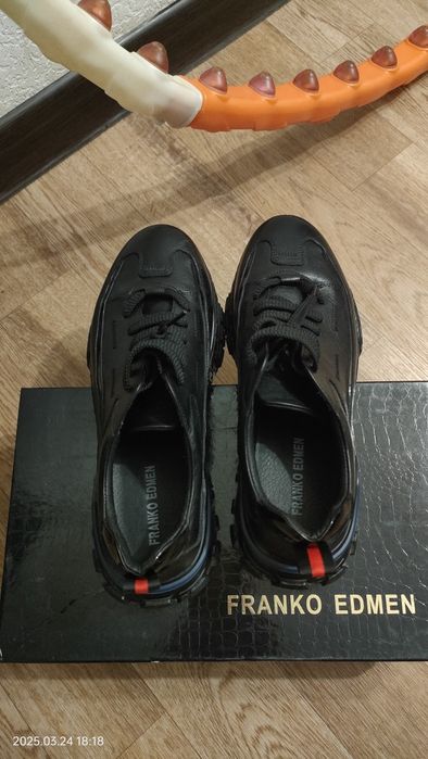 Продам кроссовки новые, кожаные 40р.