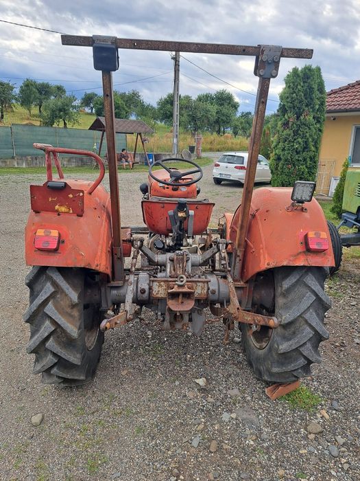 Vand 2 tractoare, unul Fendt si celalalt Massey-Fergusom